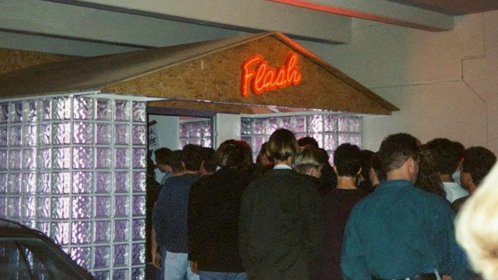 Eröffnung des Flash in der Eisenbahnstraße, 1991 – Eingang mit Leuchtschrift